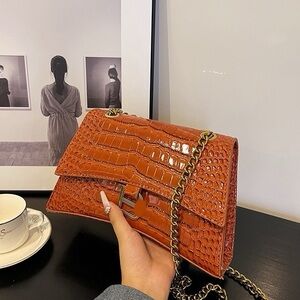 ❗️SALE❗️New “B” fashion crossbody bag